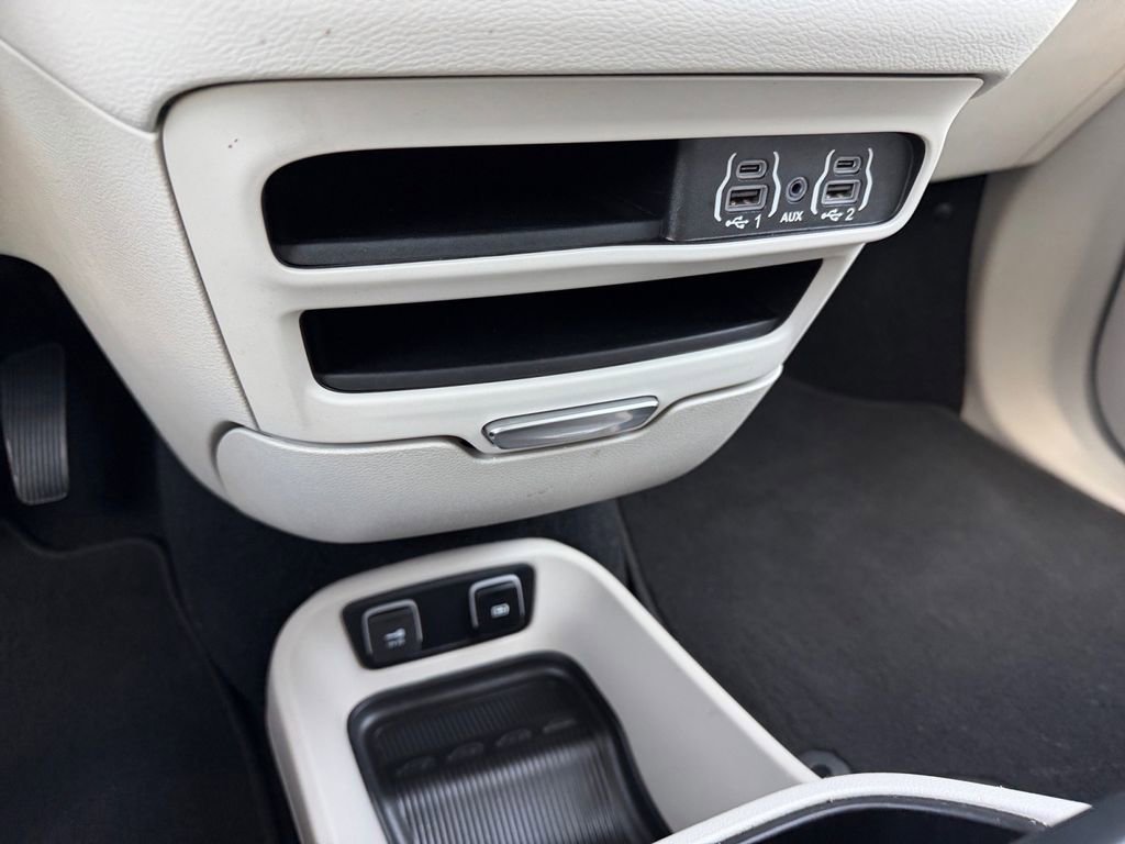 Used 2021 Chrysler Pacifica Touring-L FWD image 26