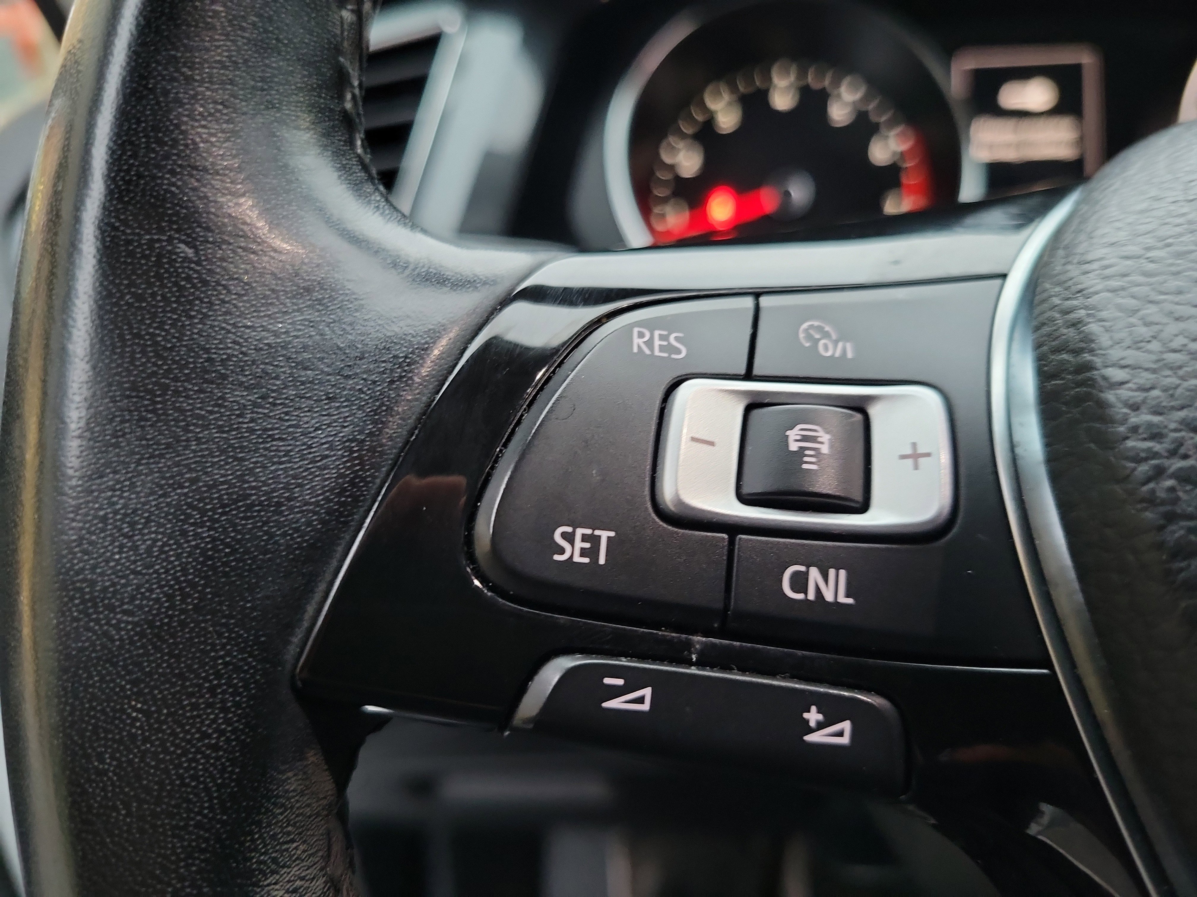 Used 2018 Volkswagen Tiguan SEL image 9