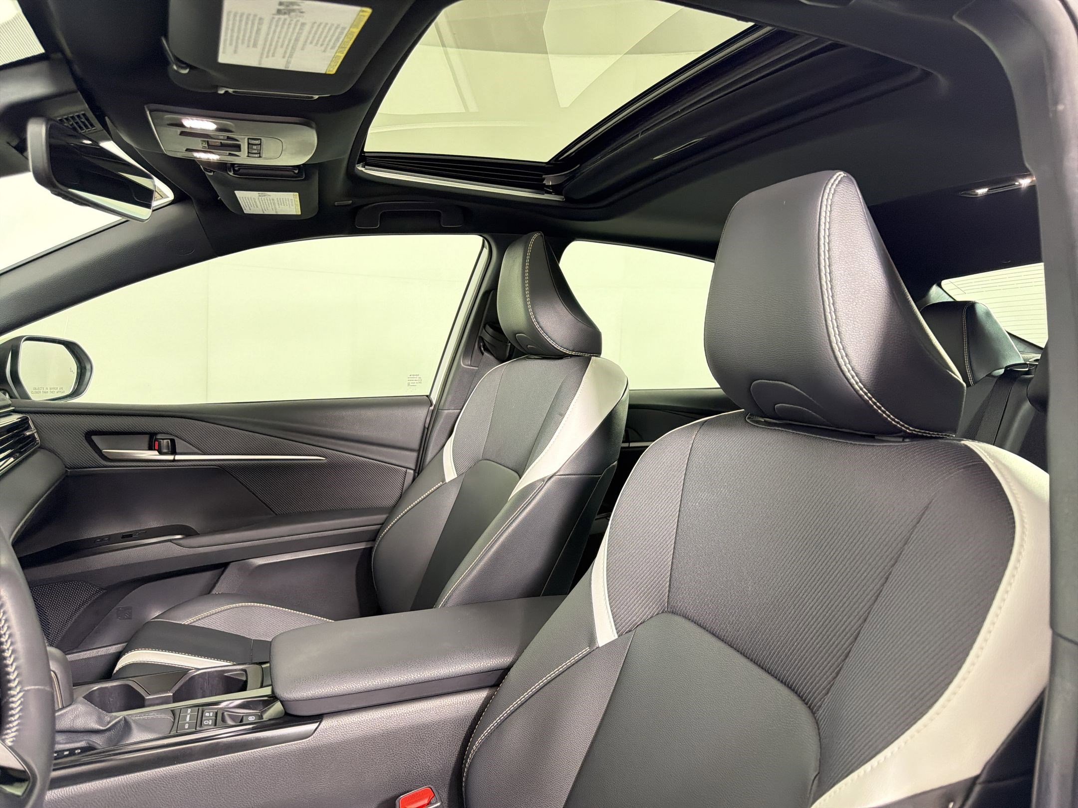 Used 2025 Toyota Camry SE w/ Multimedia Upgrade Package image 14