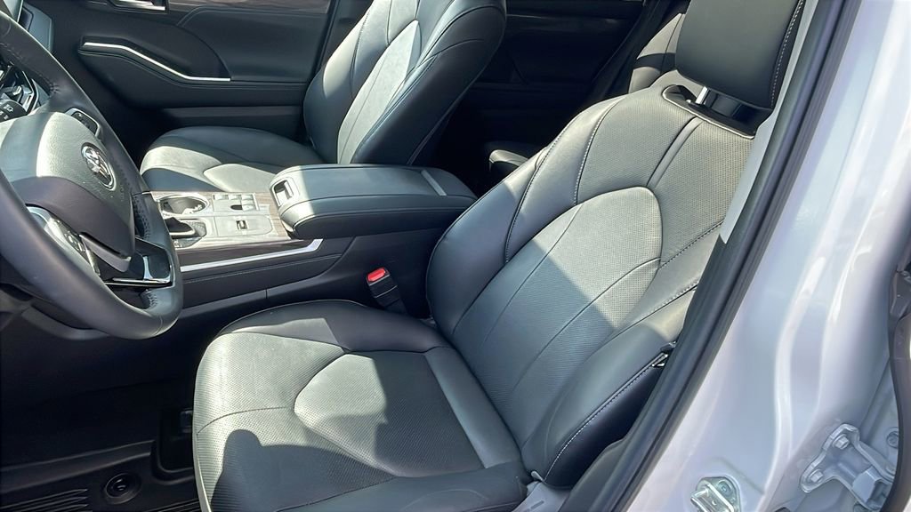 Used 2024 Toyota Highlander Limited image 11