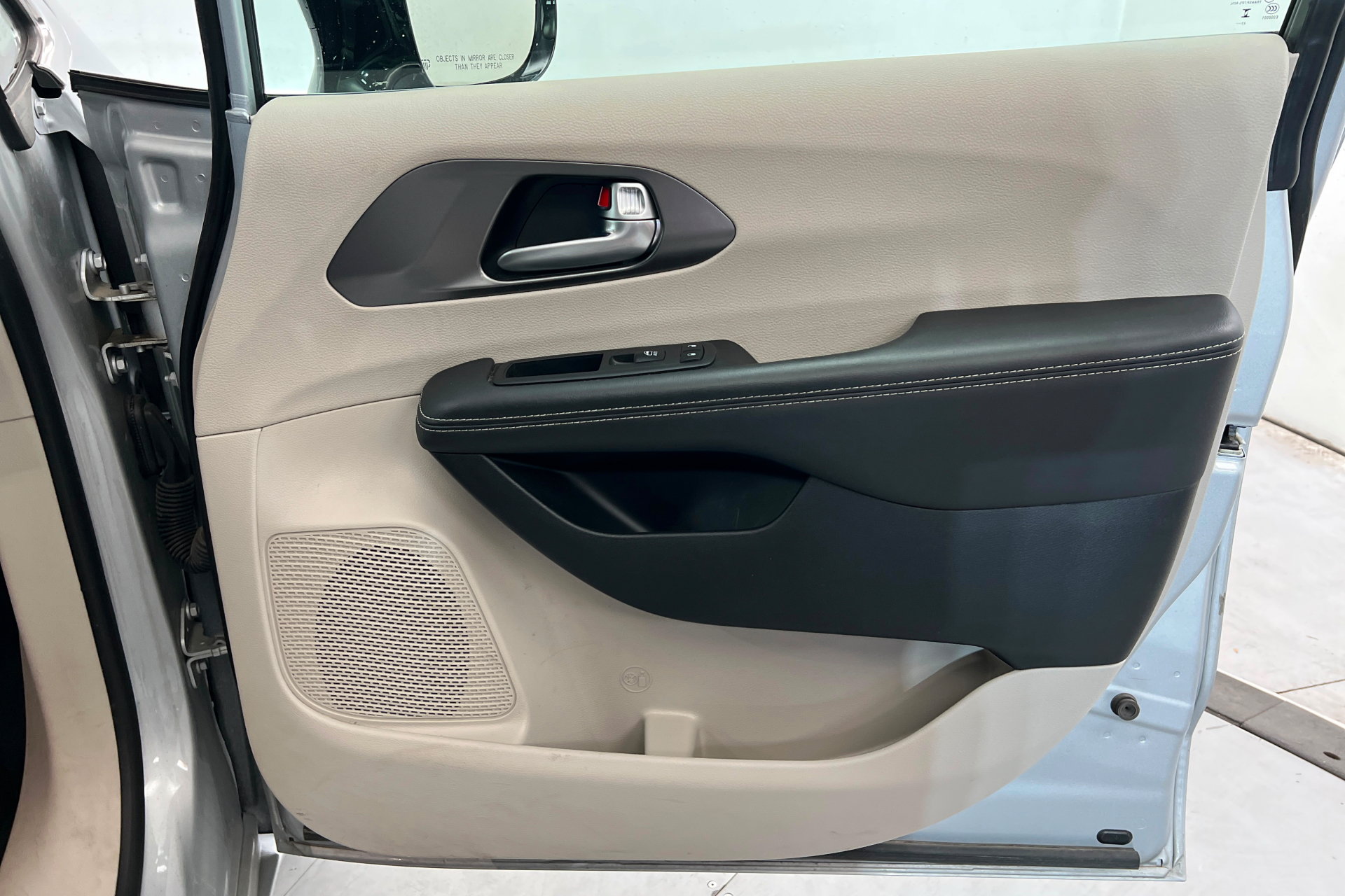 Used 2024 Chrysler Pacifica Touring-L FWD image 23