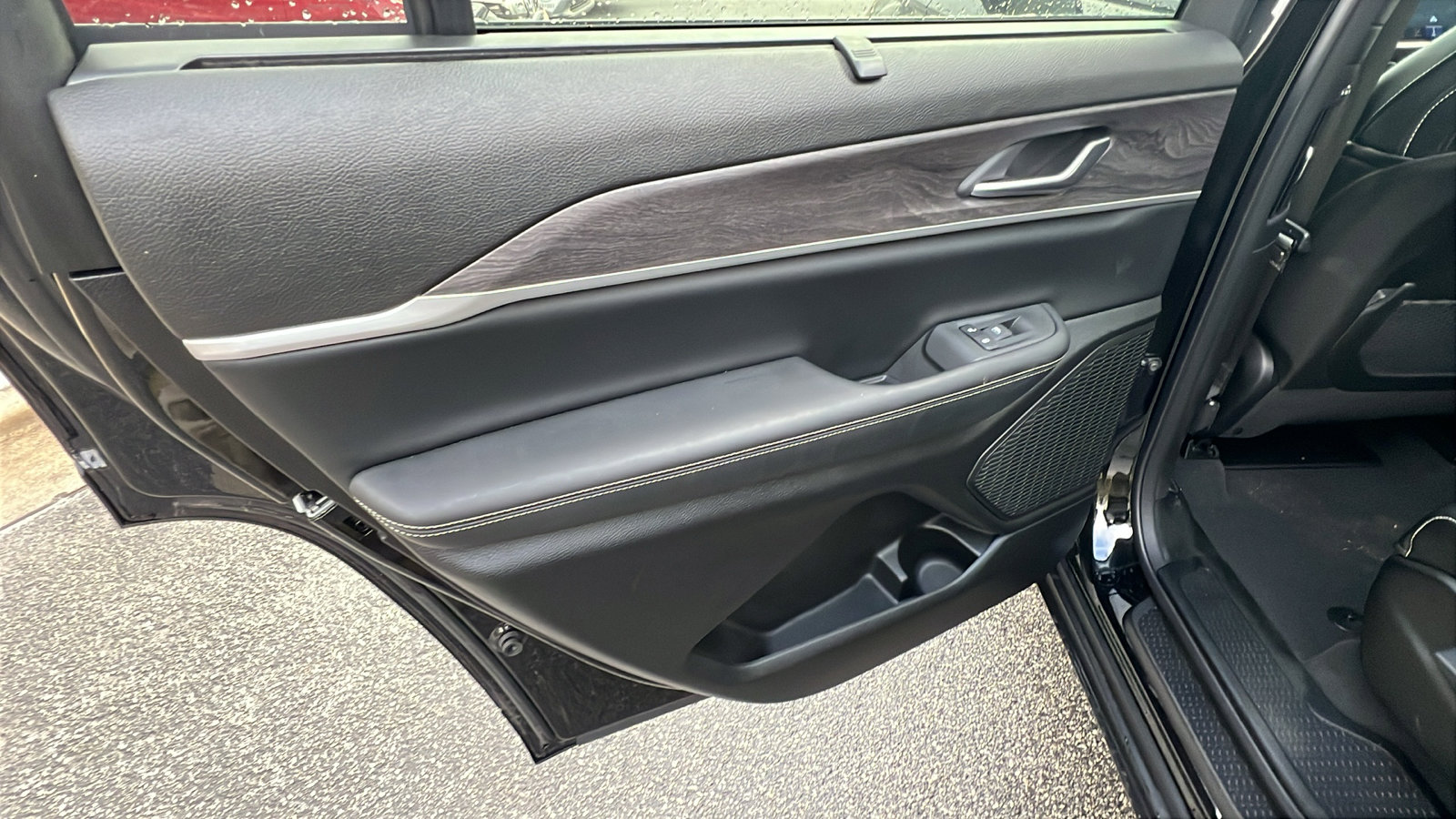 Used 2024 Jeep Grand Cherokee L Limited w/ Luxury Tech Group II image 24