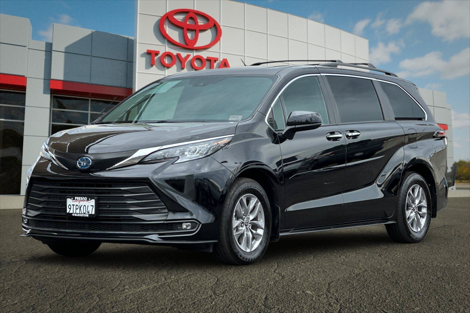 Certified 2025 Toyota Sienna XLE FWD image 7