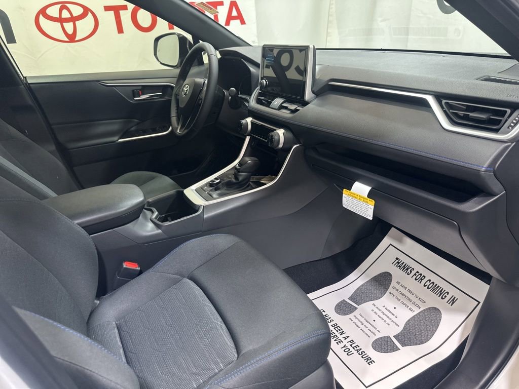 Used 2025 Toyota RAV4 SE image 9