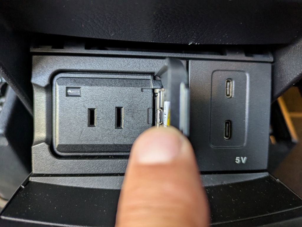 Used 2021 Mercedes-Benz GLA 250 w/ Premium Package image 31