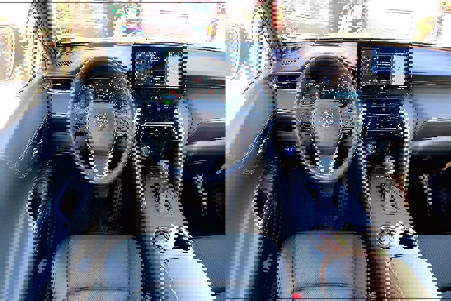 Used 2022 Toyota Venza Limited image 5