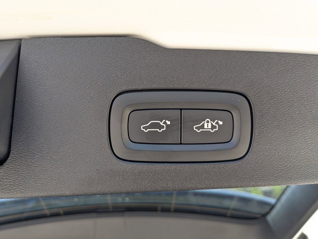 Used 2025 Volvo V60 B5 Cross Country Plus image 29