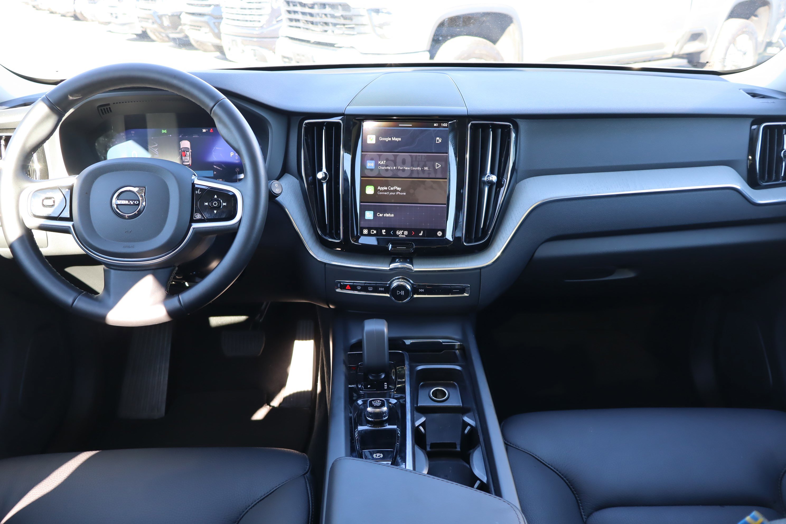 Used 2025 Volvo XC60 B5 Plus image 14