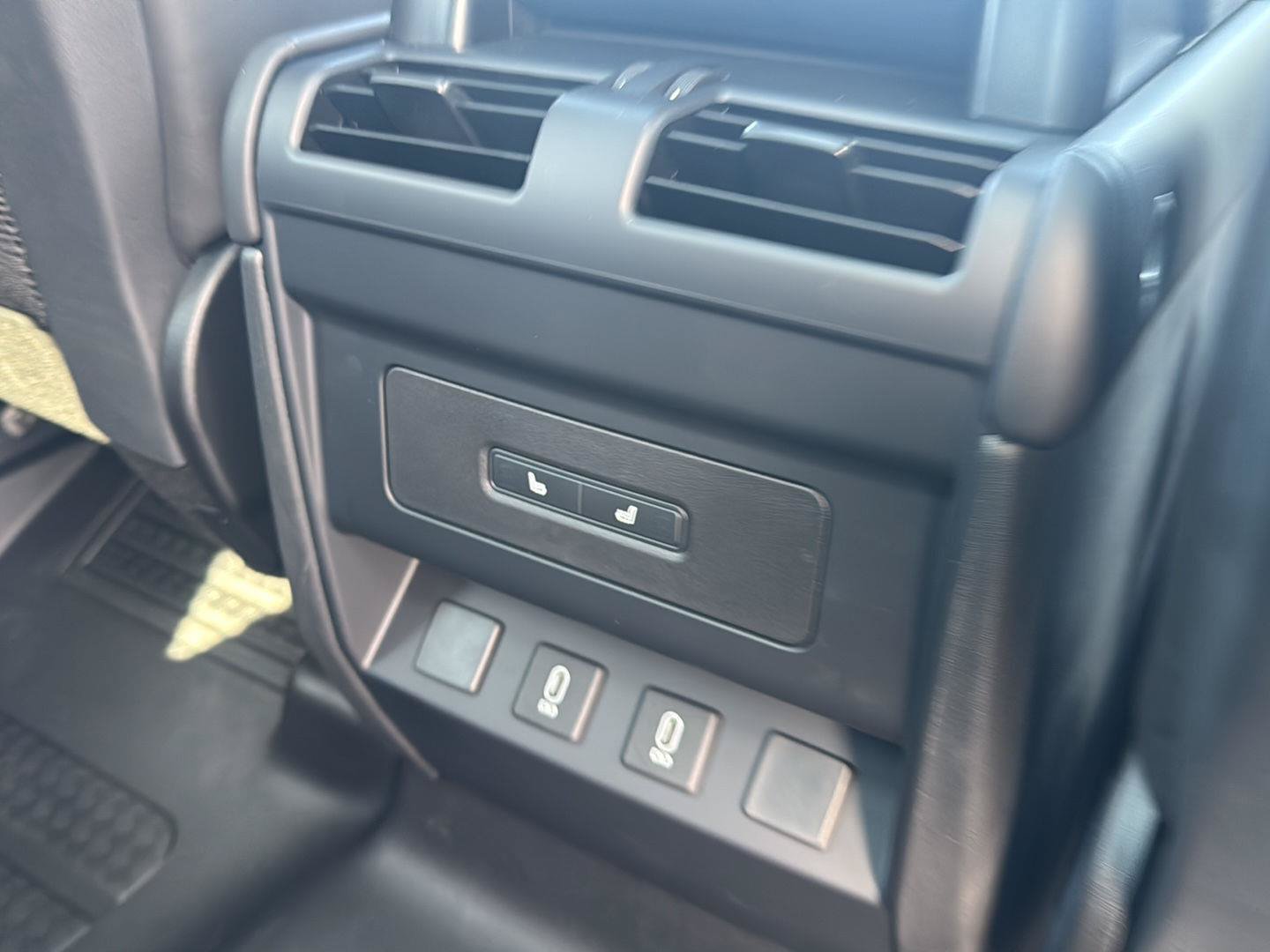 New 2026 Land Rover Defender 110 X-Dynamic SE AWD/4WD image 18