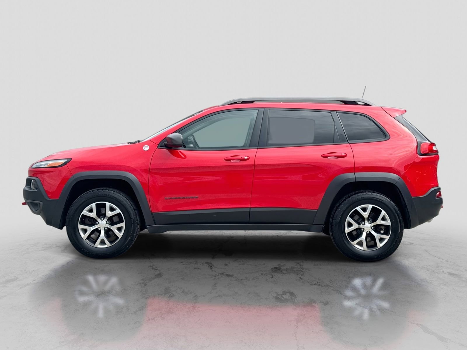 Used 2018 Jeep Cherokee Trailhawk AWD/4WD image 3
