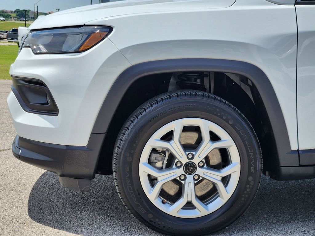 Used 2025 Jeep Compass Latitude AWD/4WD image 9