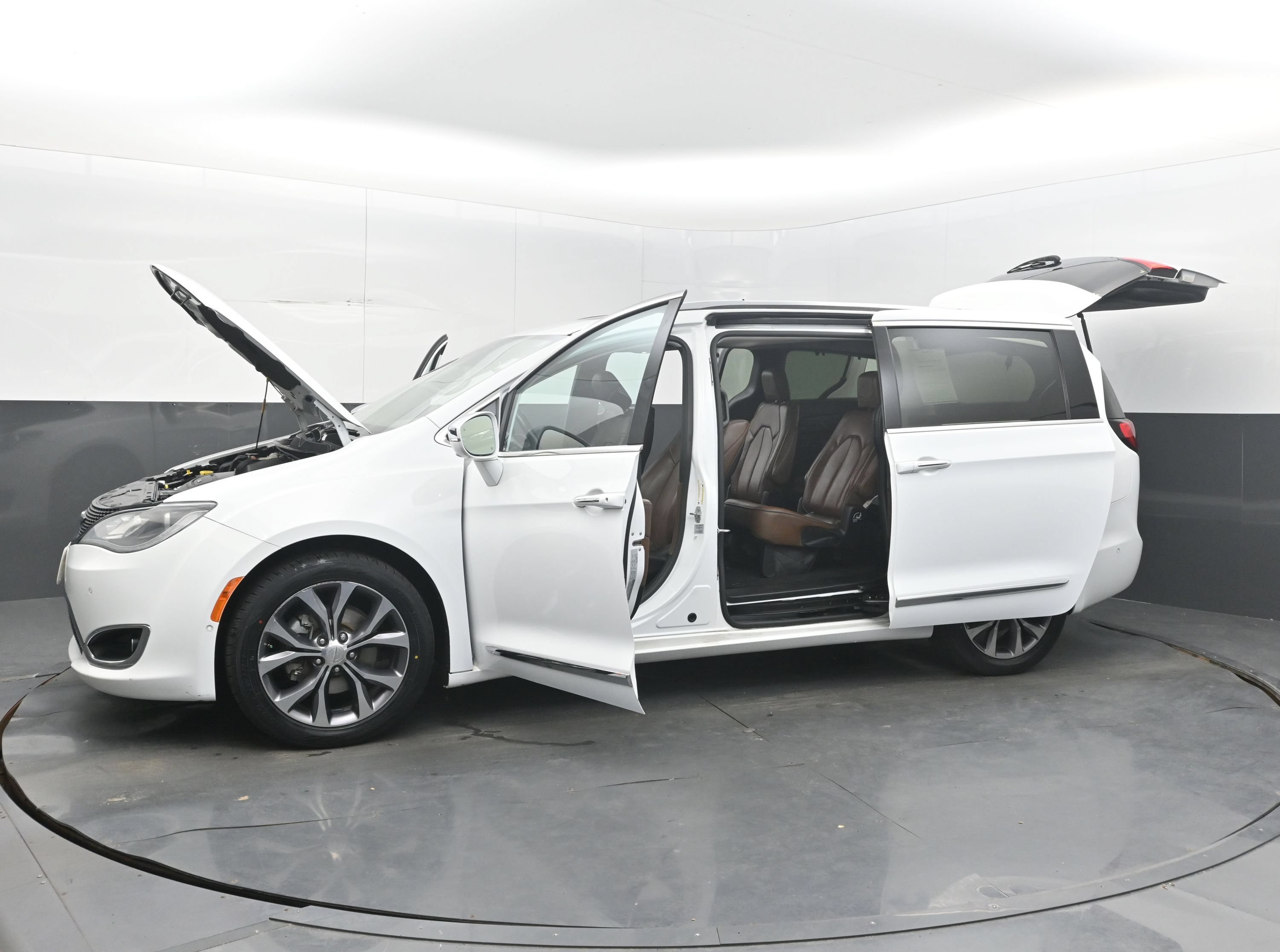 Used 2017 Chrysler Pacifica Limited FWD image 28