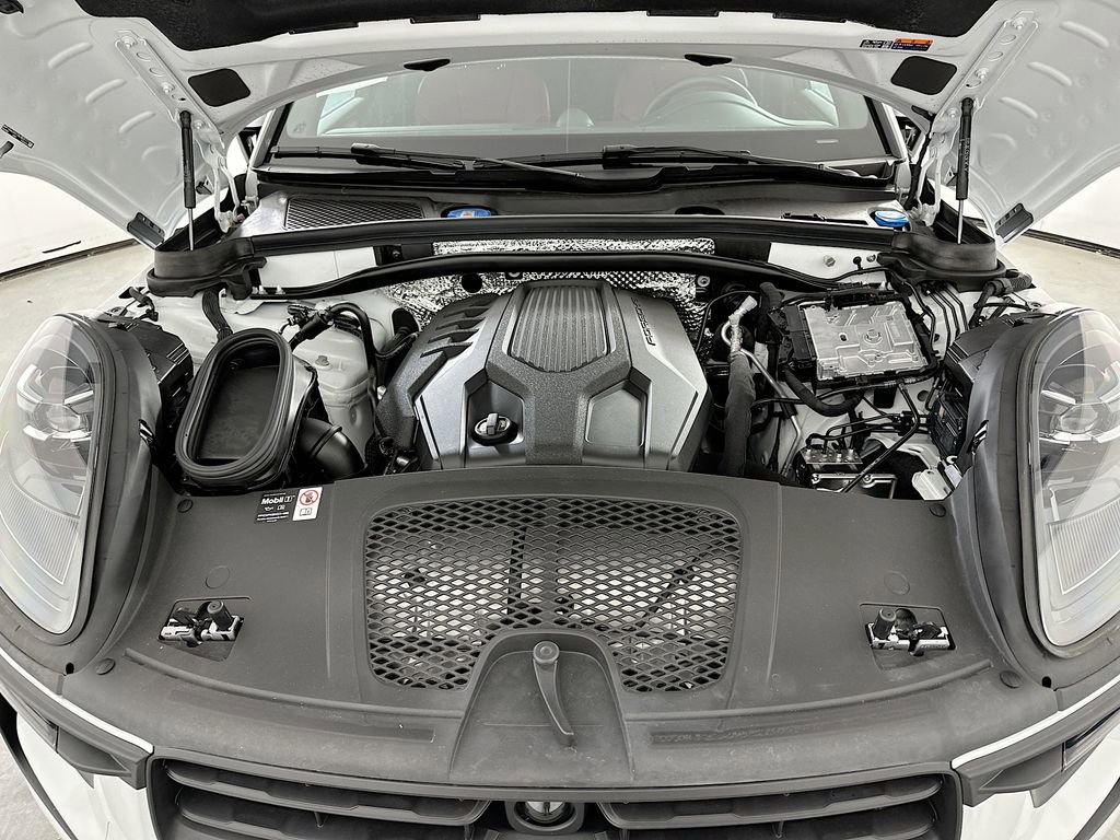 Certified 2025 Porsche Macan AWD/4WD image 32
