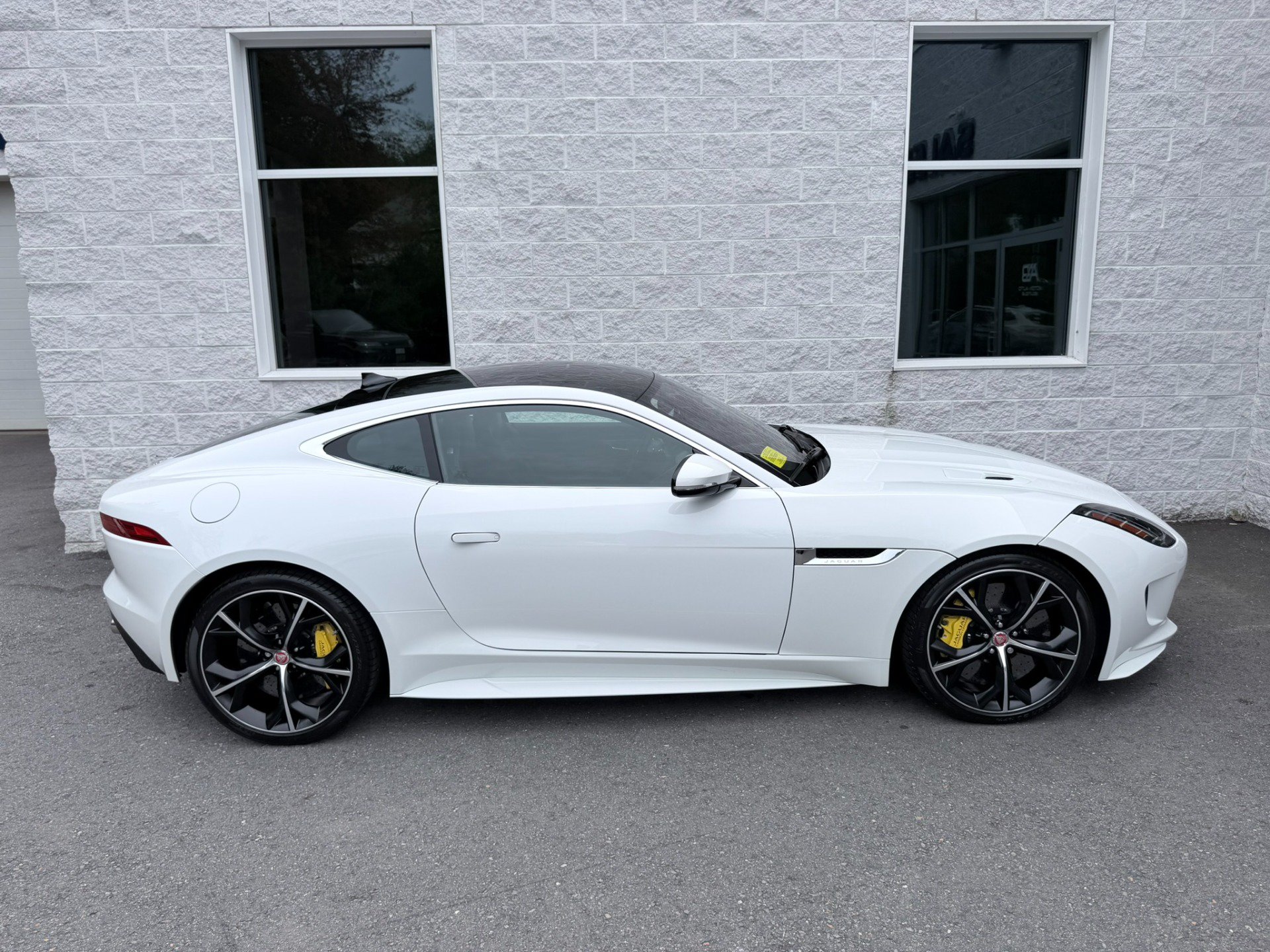 Used 2017 Jaguar F-TYPE R AWD/4WD image 33