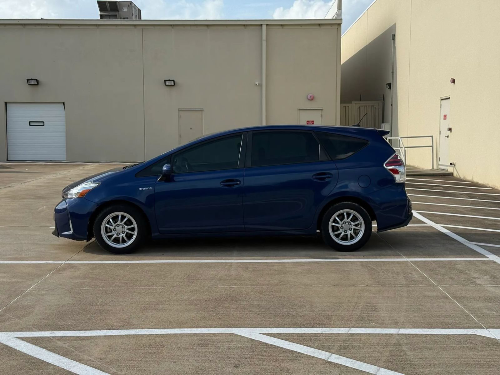 Used 2016 Toyota Prius V Four FWD image 4