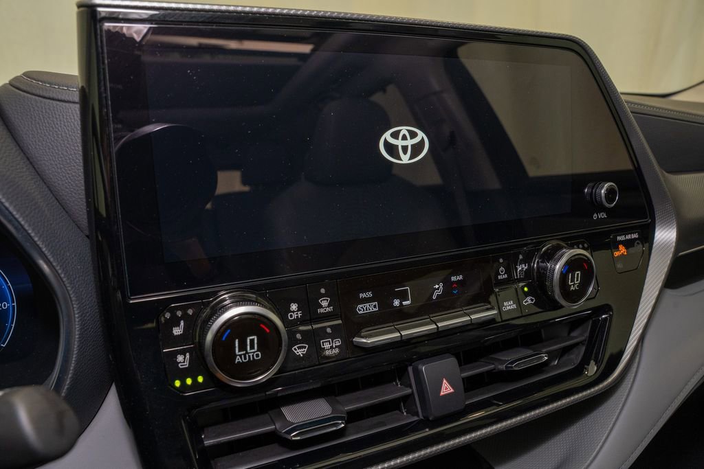 Used 2026 Toyota Highlander Platinum image 16