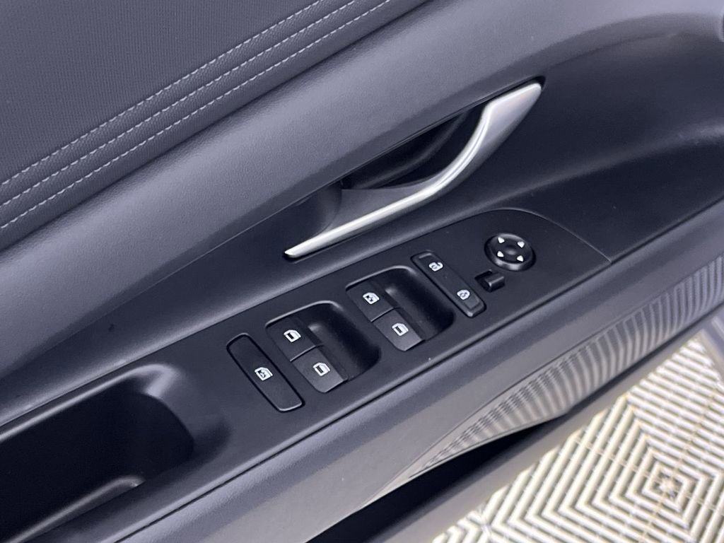 Used 2025 Hyundai Elantra SEL image 14