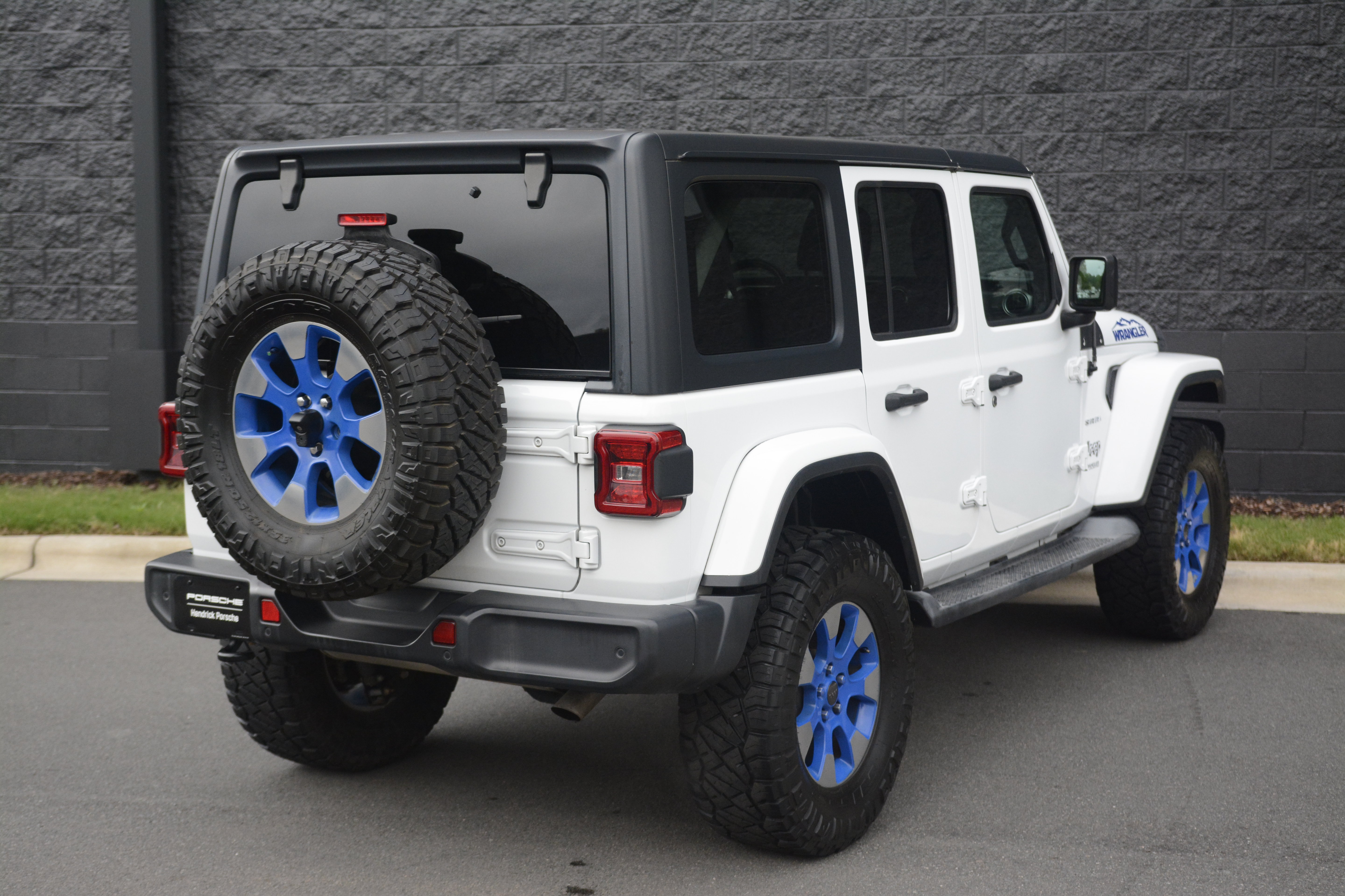 Used 2018 Jeep Wrangler Unlimited Sahara AWD/4WD image 7
