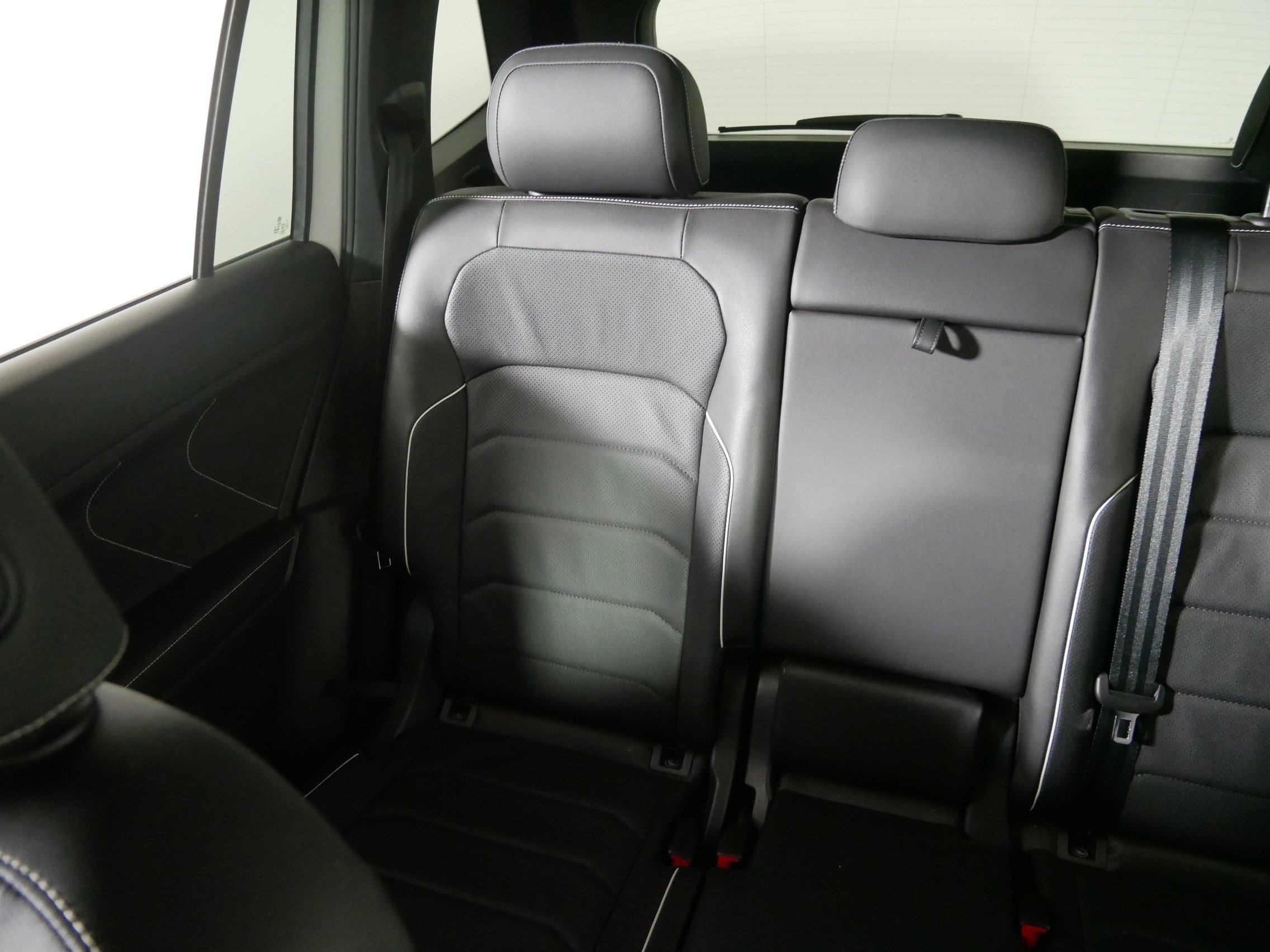 Used 2023 Volkswagen Tiguan SEL R-Line image 12