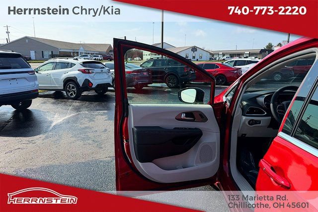 Used 2024 Chrysler Pacifica Touring-L image 13