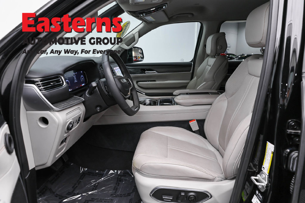 Used 2024 Jeep Wagoneer L Series II RWD image 15