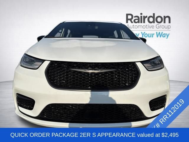 Used 2024 Chrysler Pacifica Limited FWD image 2