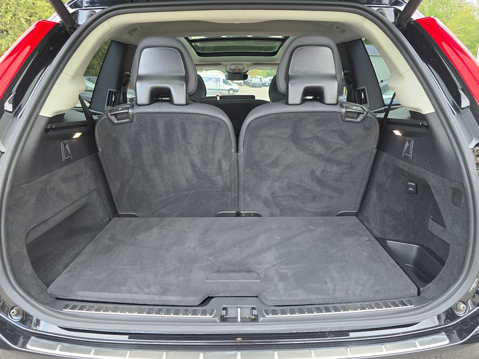 Certified 2025 Volvo XC90 T8 Plus w/ Protection Package Premier AWD/4WD image 15
