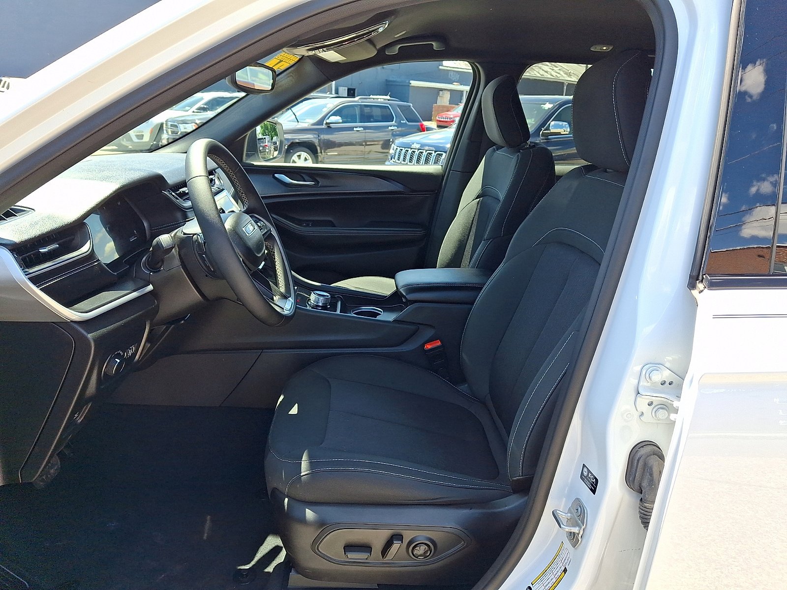 Used 2024 Jeep Grand Cherokee Laredo AWD/4WD image 13