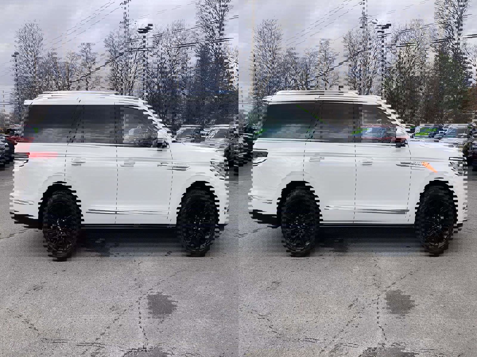 Used 2022 Lincoln Navigator Reserve image 2