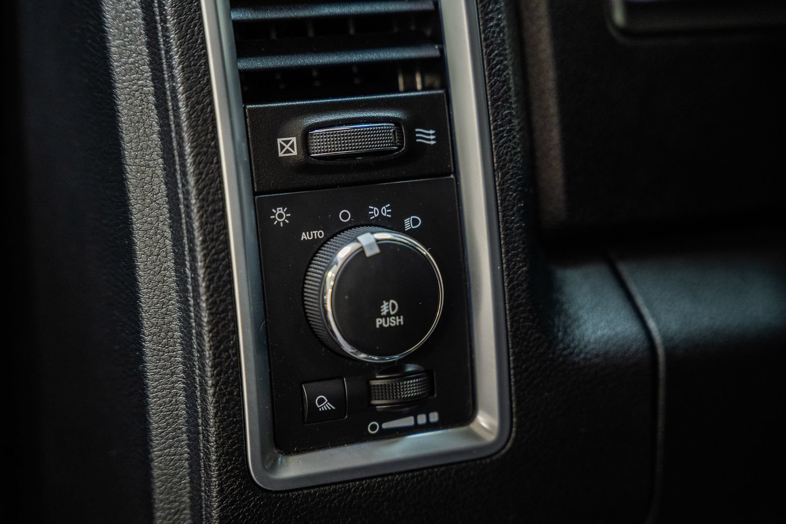 Used 2015 RAM 1500 Limited AWD/4WD image 47