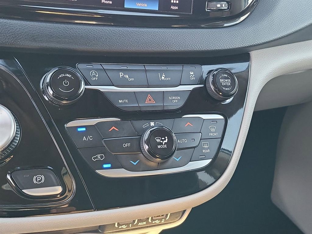 Used 2023 Chrysler Pacifica Touring-L FWD image 33