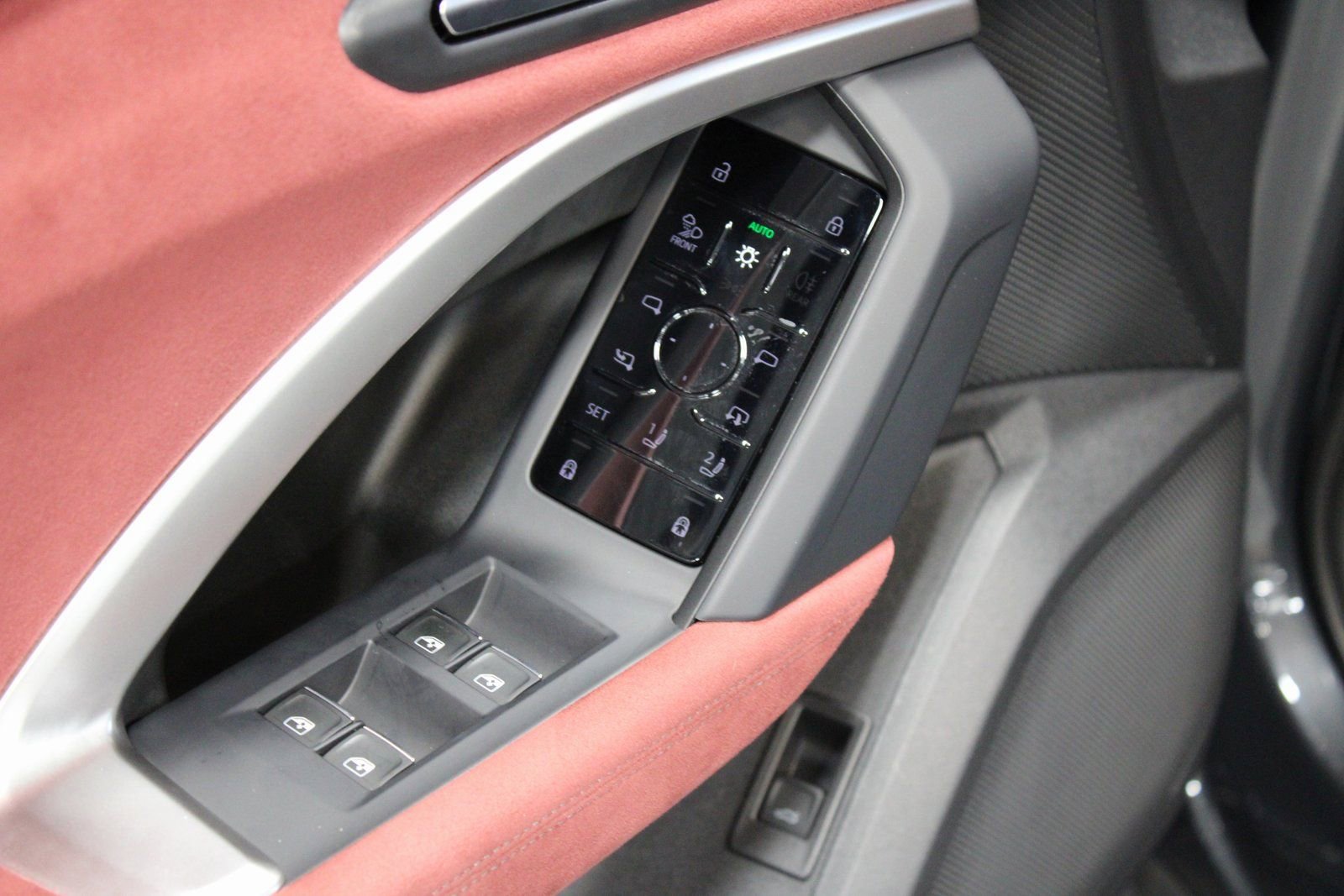 Used 2025 Audi SQ5 Prestige image 32