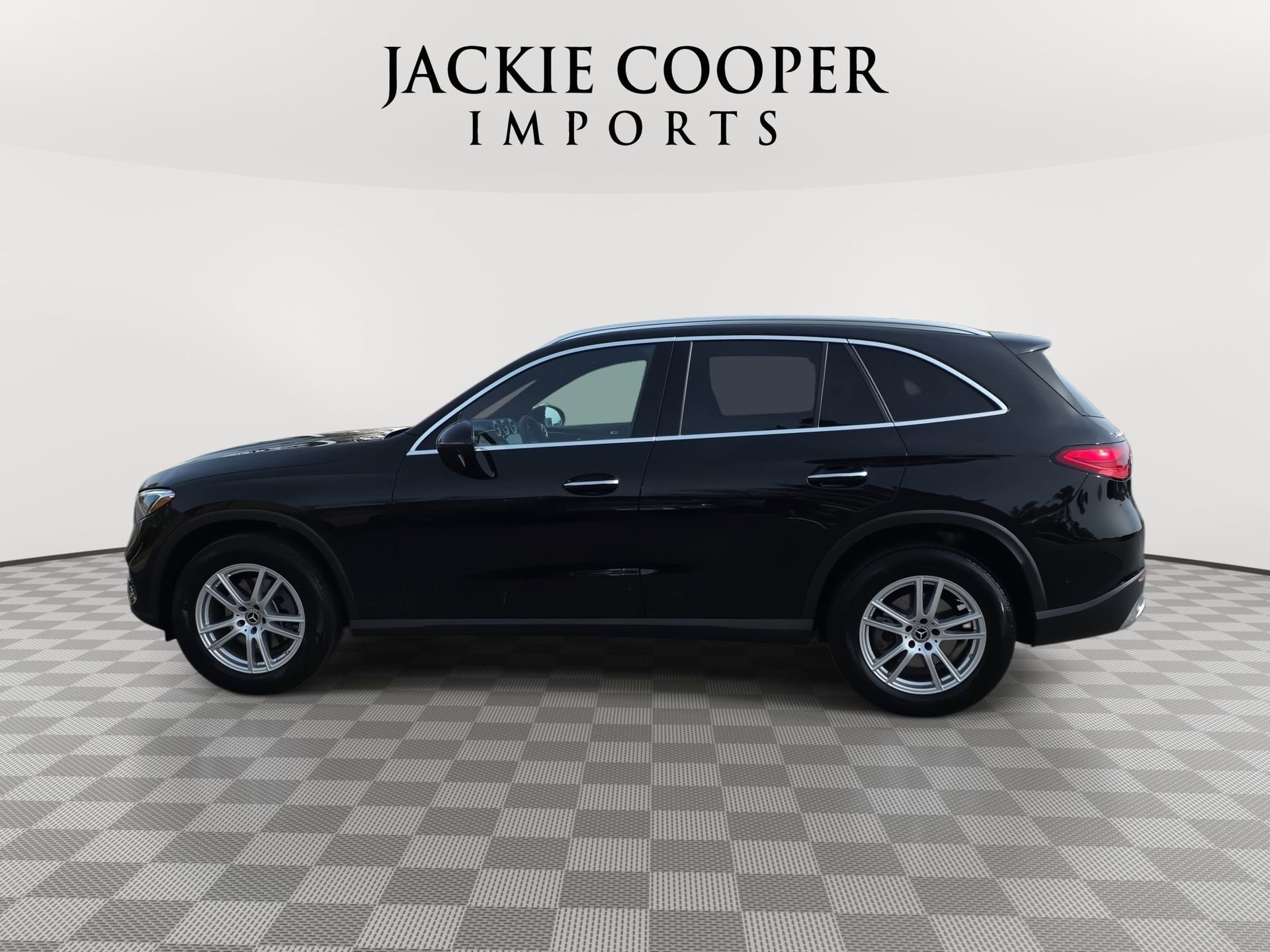 Used 2025 Mercedes-Benz GLC 300 4MATIC image 8