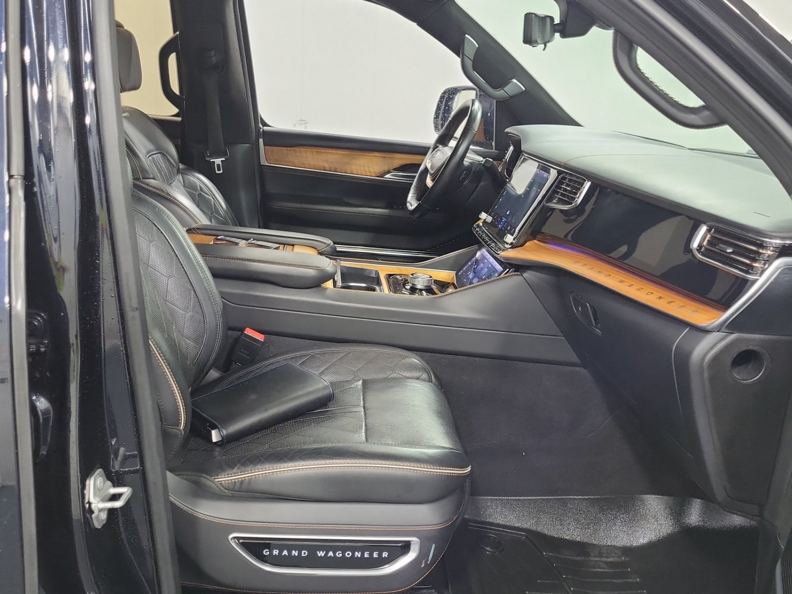 Used 2022 Jeep Grand Wagoneer Series III w/ Rear-Seat Entertainment Group AWD/4WD image 11