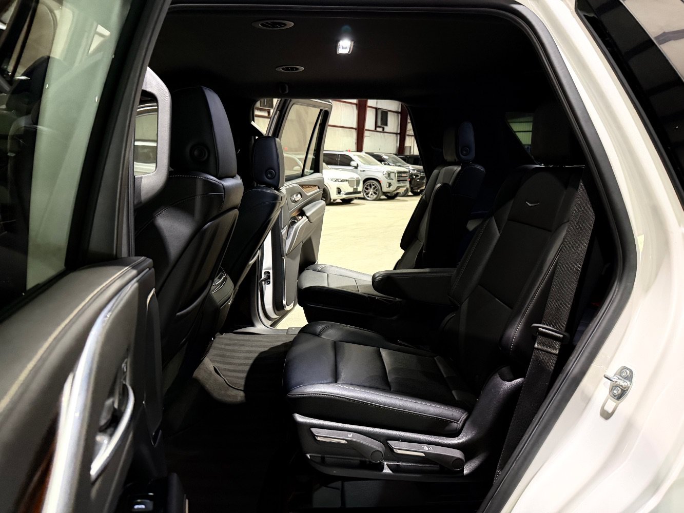 Used 2022 Cadillac Escalade Luxury AWD/4WD image 17