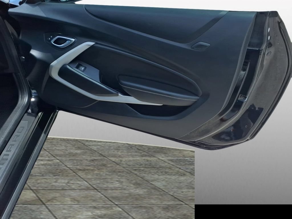Used 2018 Chevrolet Camaro LT RWD image 10