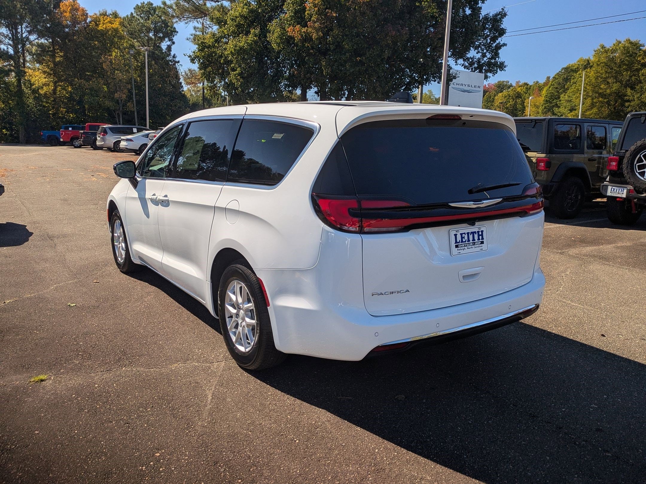 New 2026 Chrysler Pacifica Select image 7