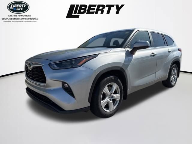 Used 2023 Toyota Highlander LE FWD image 3