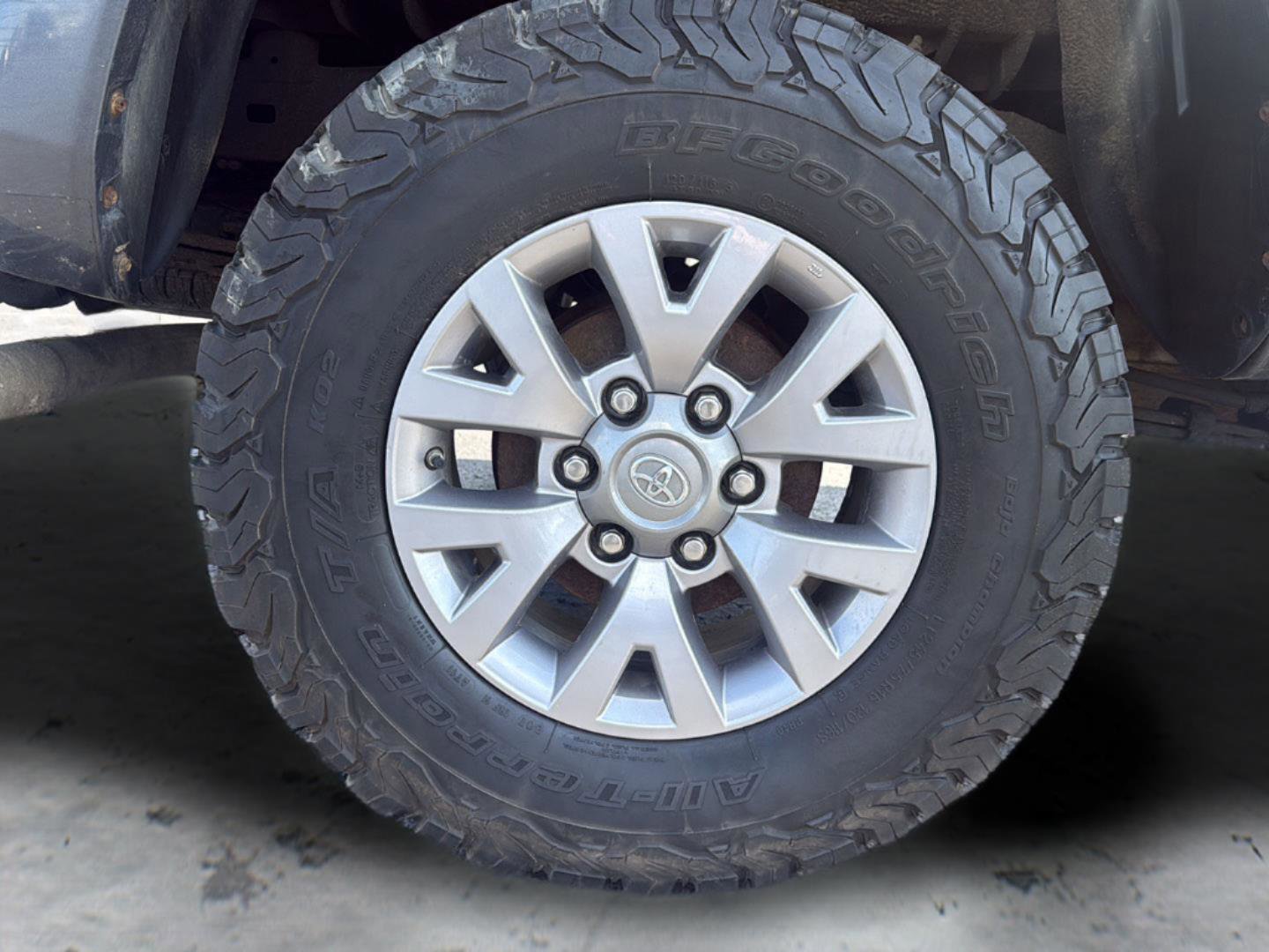 Used 2017 Toyota Tacoma SR5 w/ SR5 Appearance Package (SM) AWD/4WD image 25