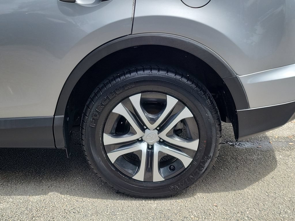 Used 2018 Toyota RAV4 LE FWD image 5