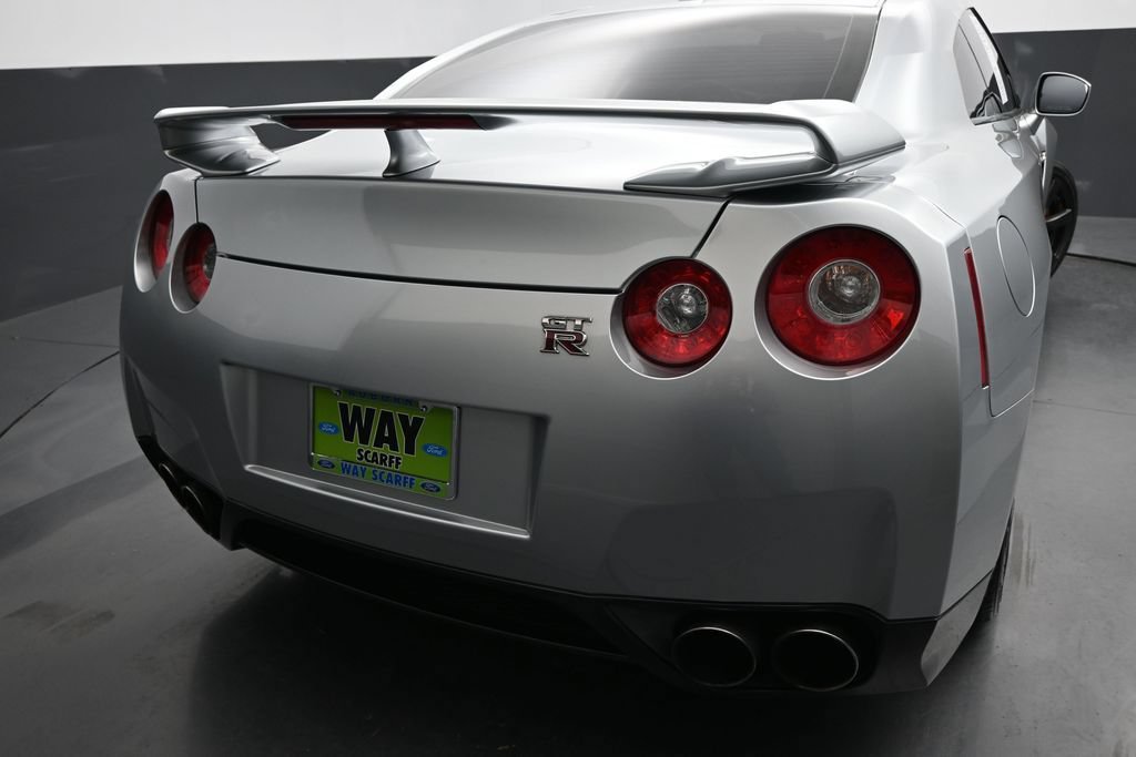 Used 2011 Nissan GT-R Premium AWD/4WD image 2