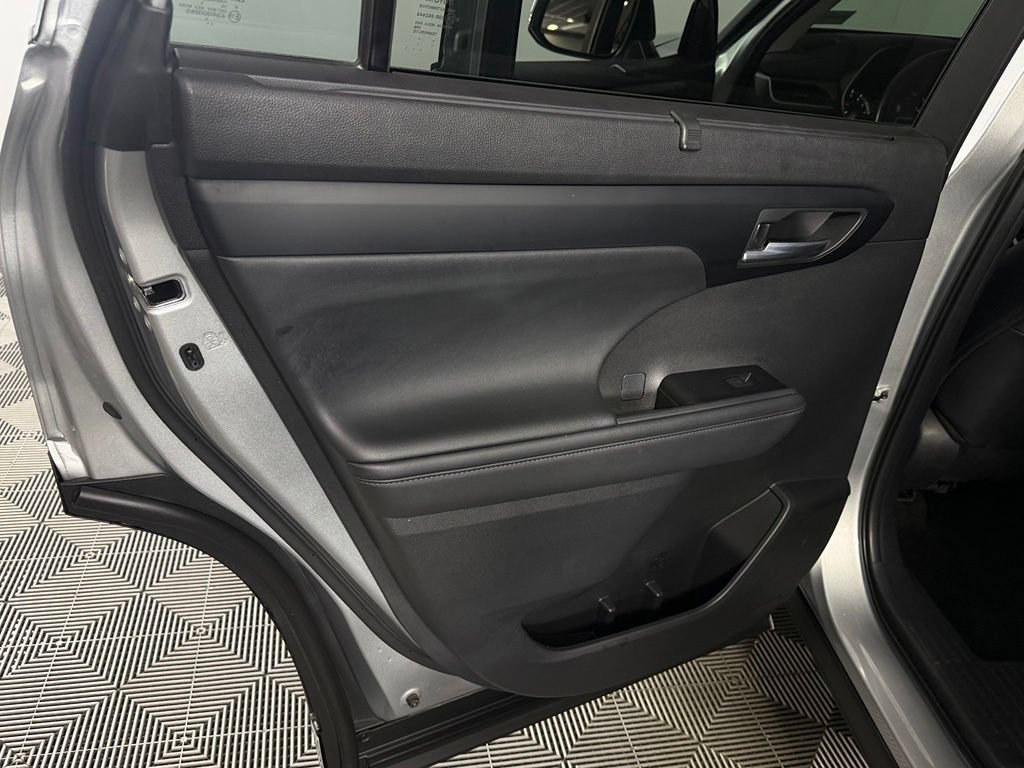 Used 2025 Toyota Highlander XLE FWD image 30