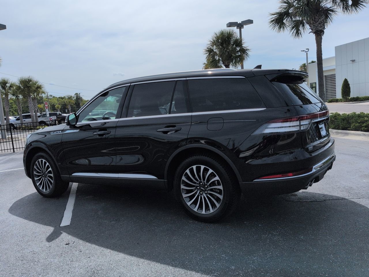 Used 2023 Lincoln Aviator Reserve w/ Equipment Group 201A AWD/4WD image 6
