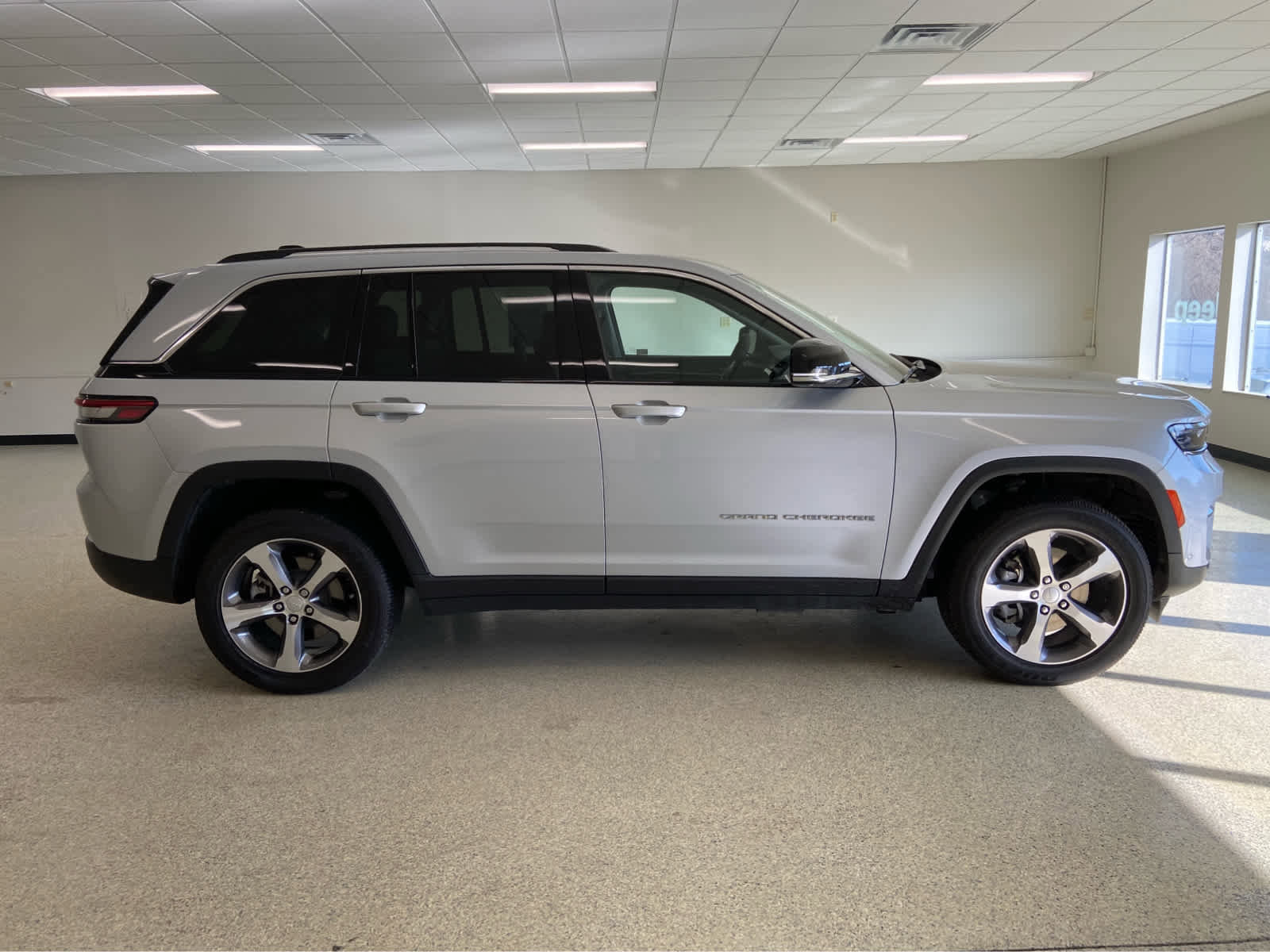 Used 2022 Jeep Grand Cherokee Limited 4xe w/ Rear Seat Video Group 1 image 5