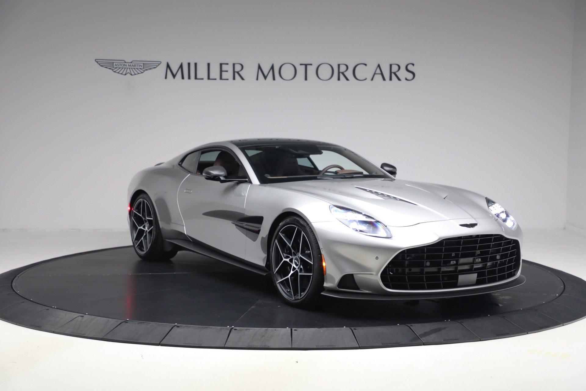 Used 2025 Aston Martin Vanquish RWD image 11
