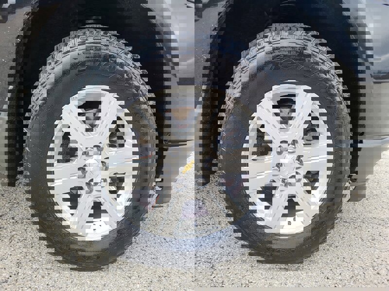 Used 2012 Chevrolet Traverse LT image 29