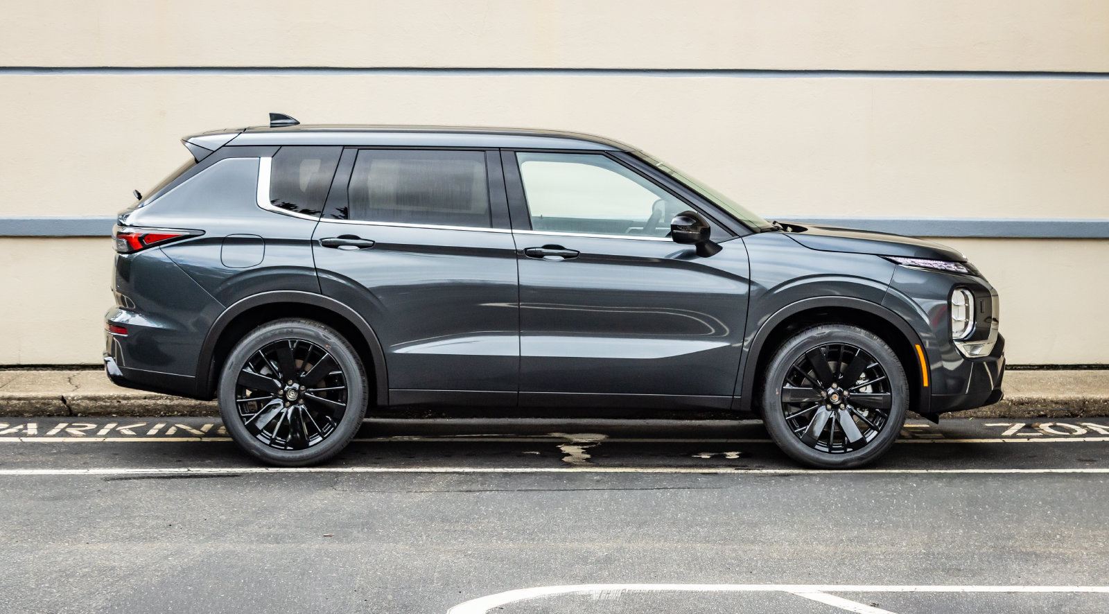 New 2026 Mitsubishi Outlander LE AWD/4WD image 9