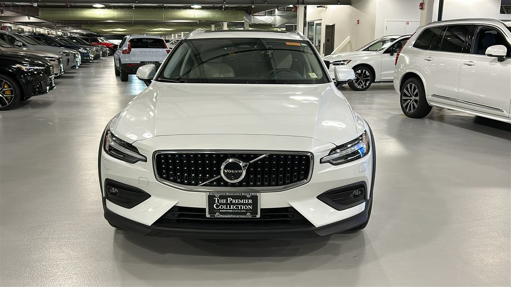 Certified 2025 Volvo V60 B5 Cross Country Plus AWD/4WD image 2