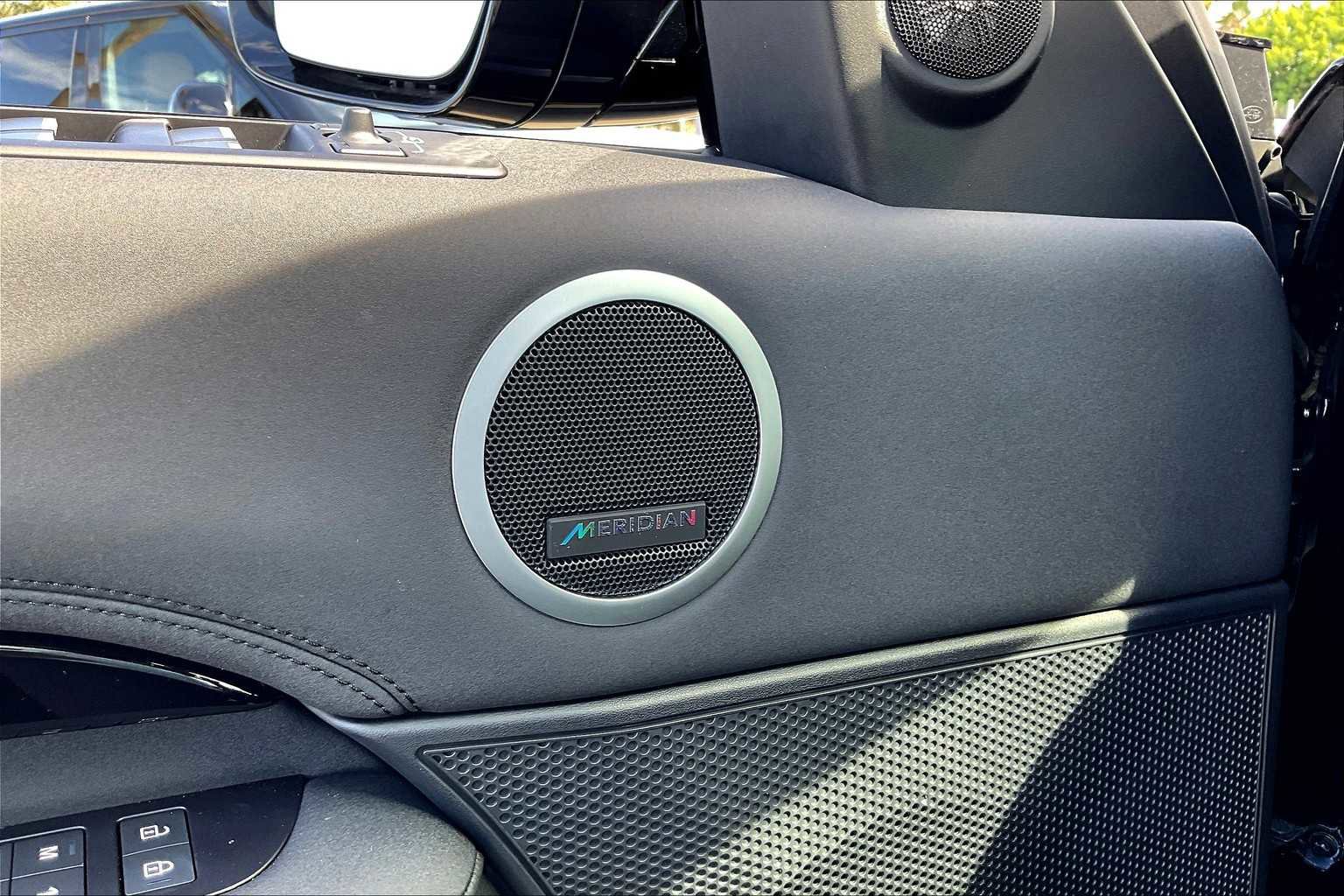 Used 2025 Land Rover Discovery S image 39