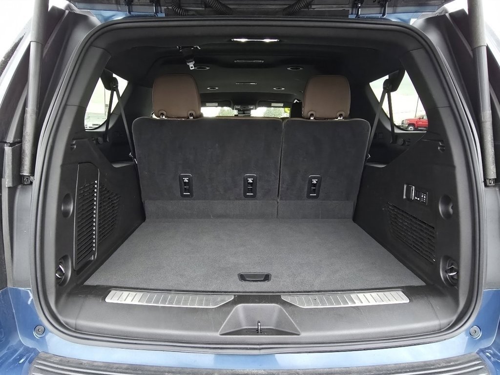 Used 2025 Chevrolet Suburban High Country image 15